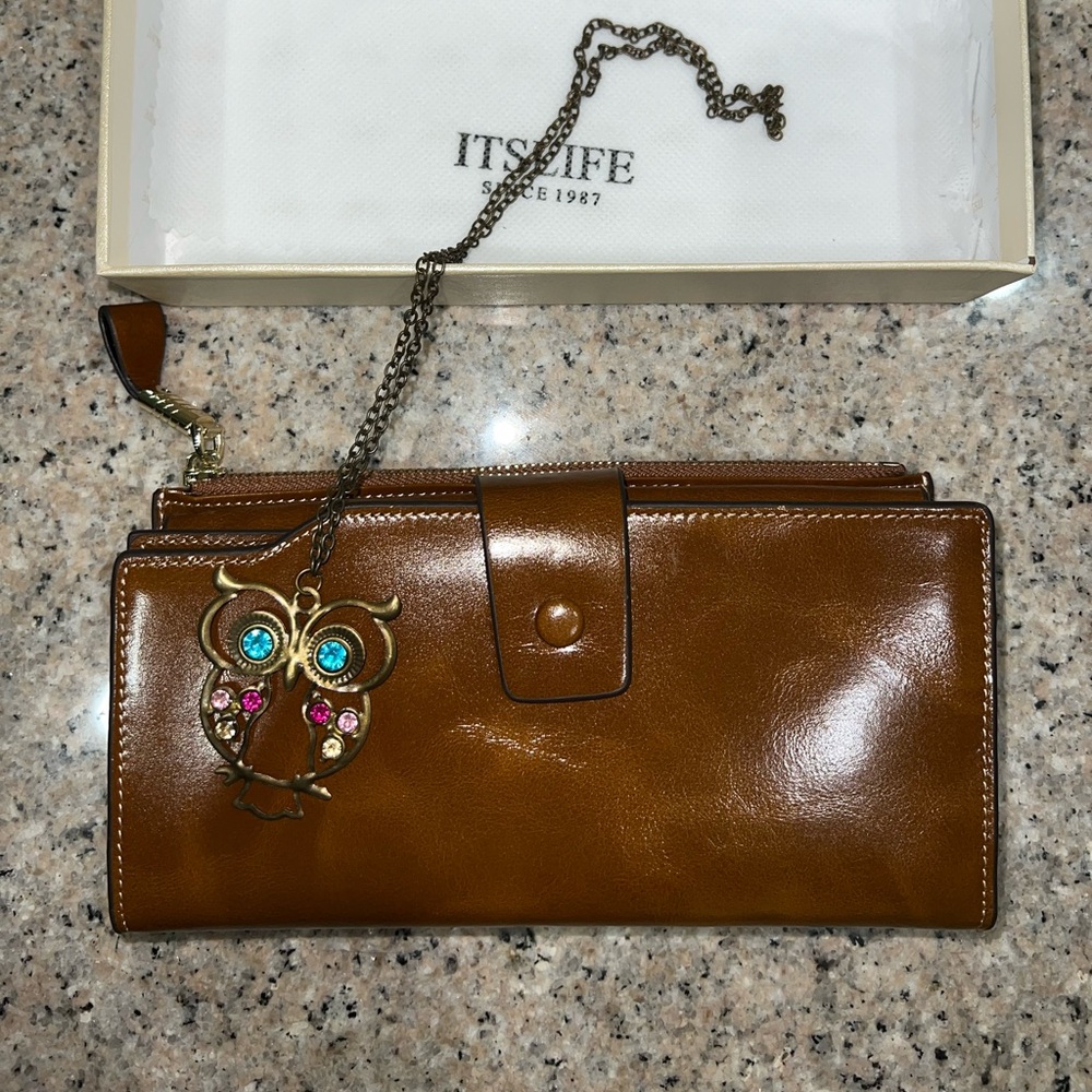 Beautiful NWT women’s multi functional leather wallet.